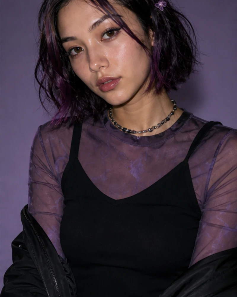 同一个虚拟人物在紫色直闪光线下的人像